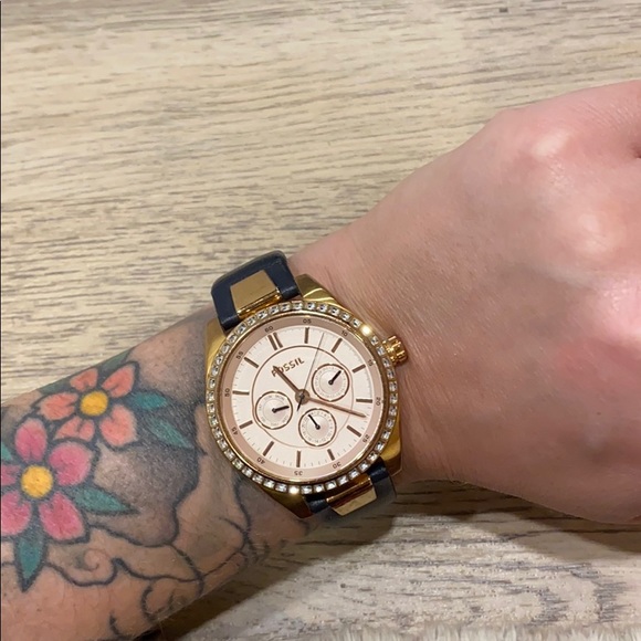 ROSEGOLD FOSSIL WATCH - Picture 4 of 4